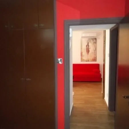 Amazing Center Flat 8 Red Apartment