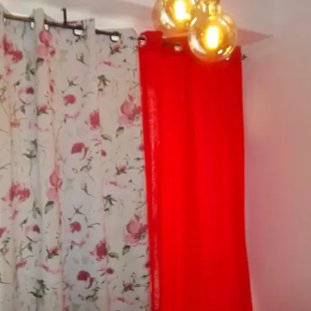Amazing Center Flat 8 Red Apartment *